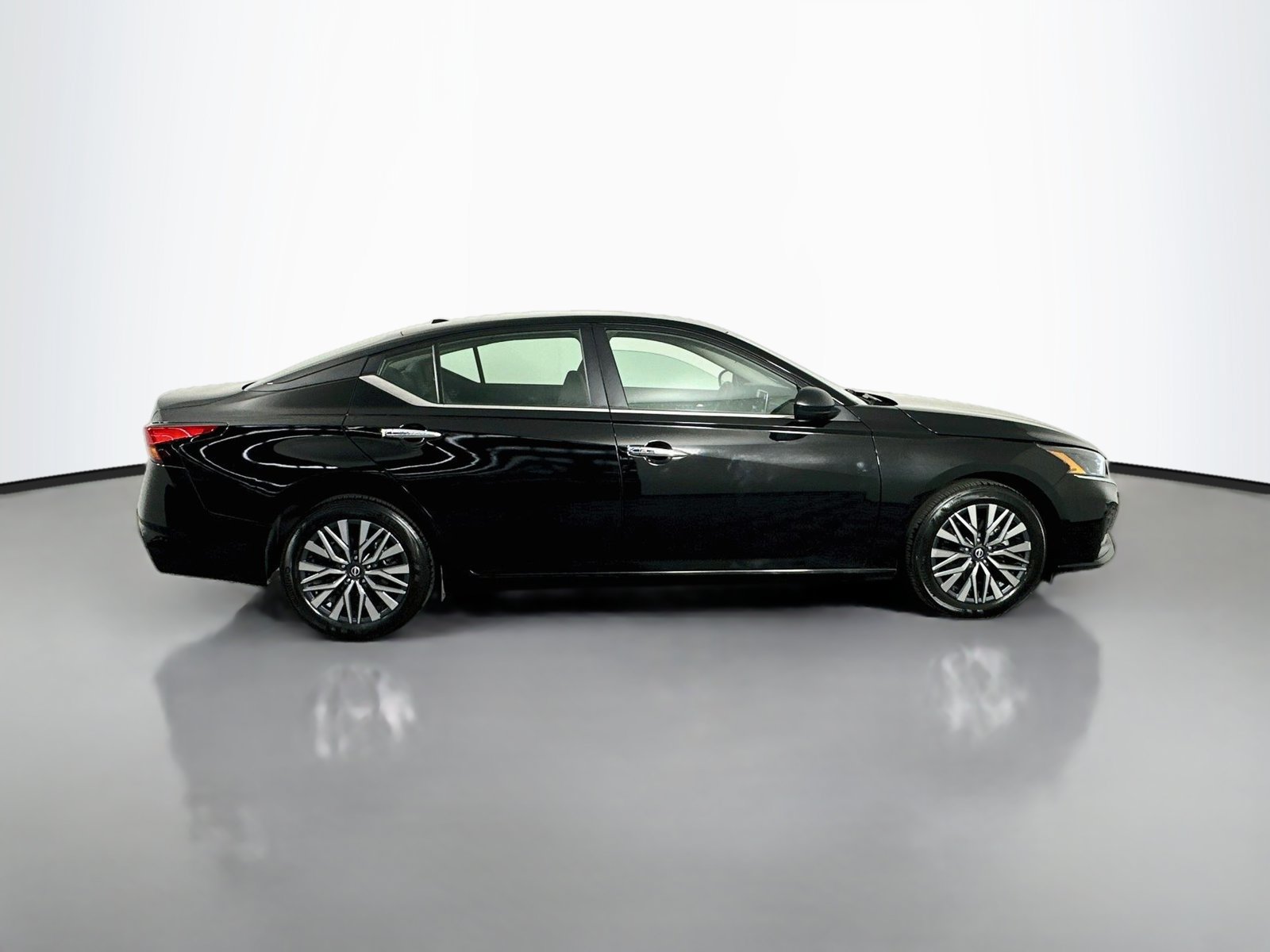 Used 2025 Nissan Altima 2.5 SV FWD image 8