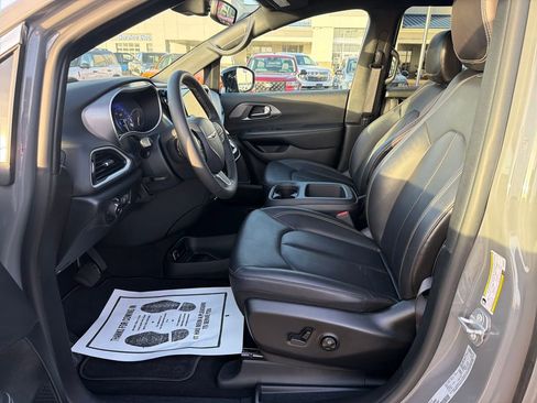 Used 2025 Chrysler Pacifica Select image 9