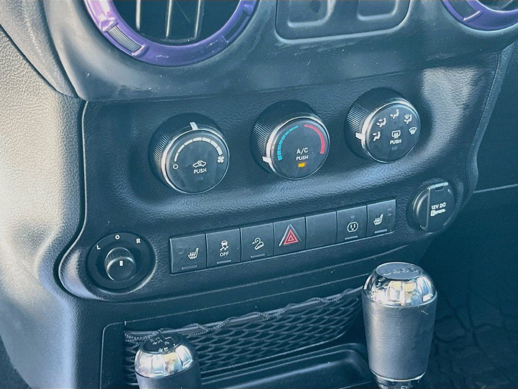 Used 2018 Jeep Wrangler Sahara w/ Connectivity Group AWD/4WD image 13