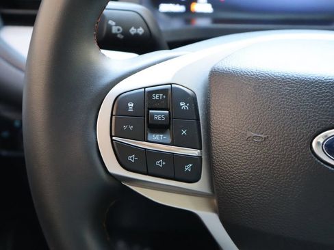 Used 2025 Ford Explorer Active AWD/4WD image 23