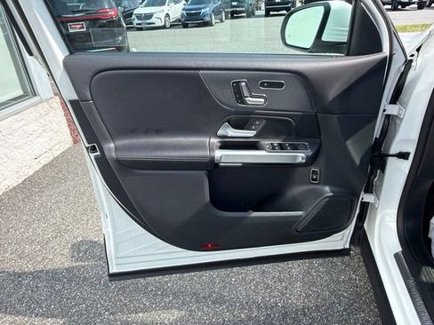 Used 2022 Mercedes-Benz GLB 250 4MATIC image 11