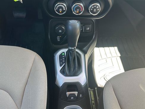 Used 2015 Jeep Renegade Latitude AWD/4WD image 18
