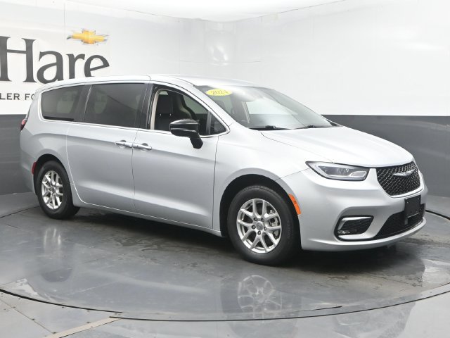 Used 2024 Chrysler Pacifica Touring-L FWD image 6