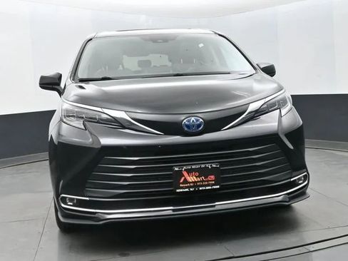 Used 2024 Toyota Sienna XLE FWD image 3