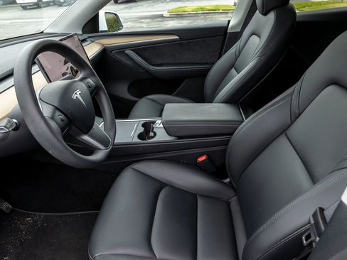 Used 2024 Tesla Model Y Long Range AWD/4WD image 20