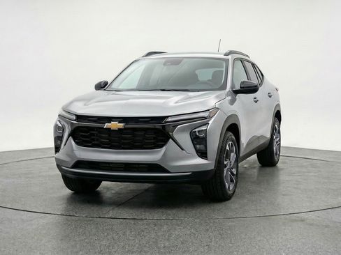 Used 2025 Chevrolet Trax LT w/ LT Convenience Package image 2