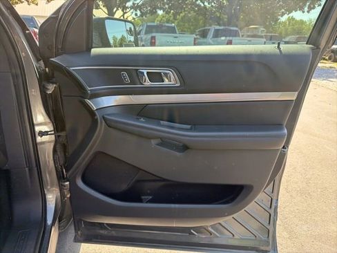 Used 2018 Ford Explorer XLT AWD/4WD image 7