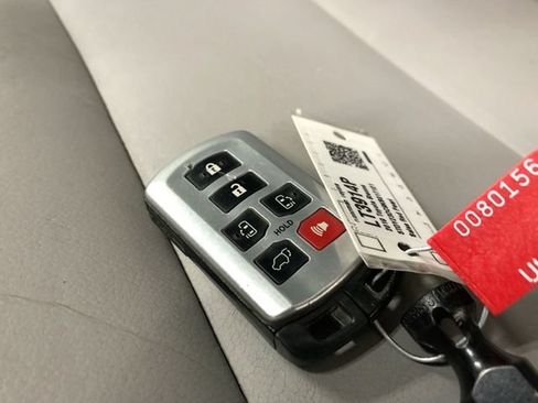 Used 2019 Toyota Sienna XLE FWD image 30