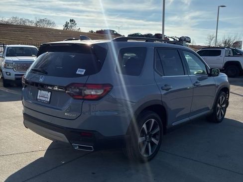 Used 2025 Honda Pilot Touring image 5