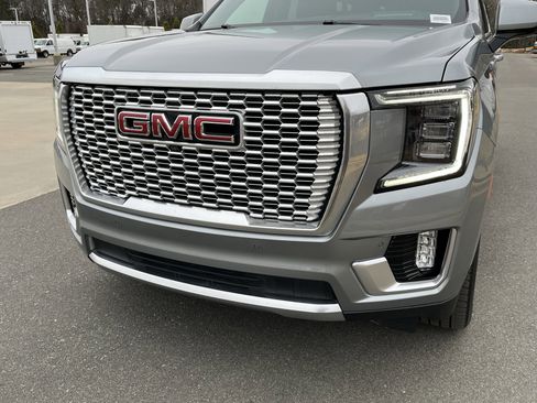 Used 2024 GMC Yukon XL Denali w/ Advanced Technology Package image 11