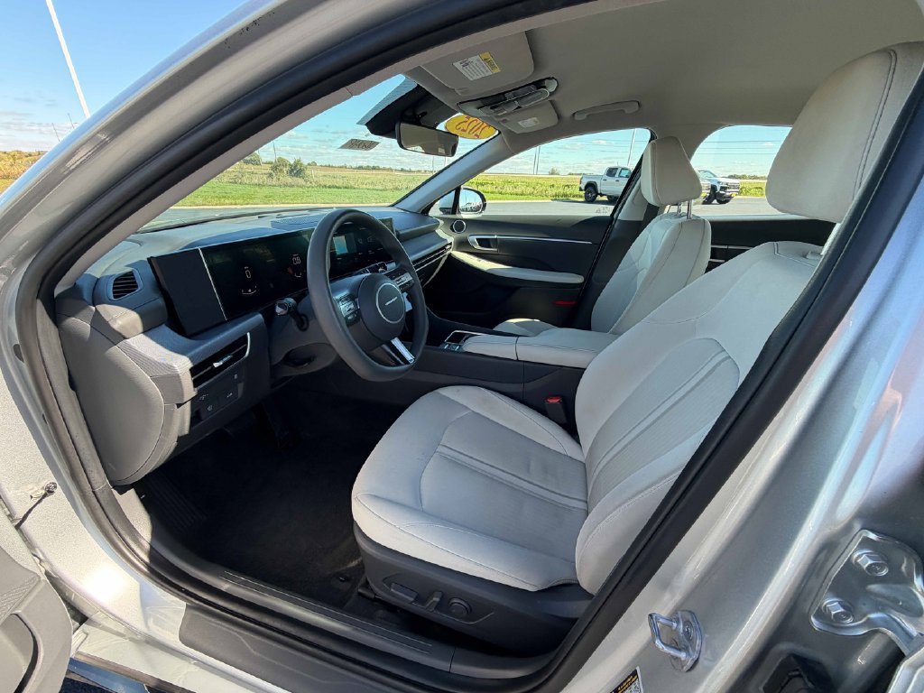 Used 2025 Hyundai Sonata SEL FWD image 17