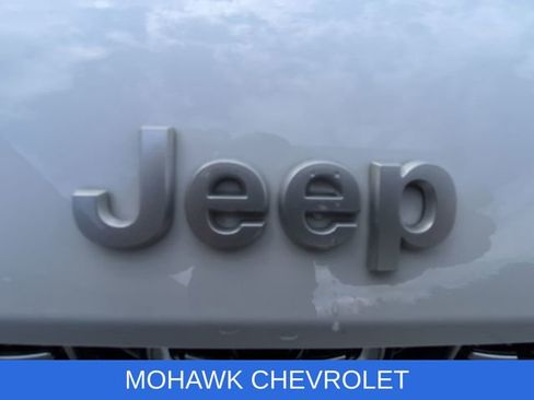 Used 2025 Jeep Grand Cherokee Summit AWD/4WD image 32