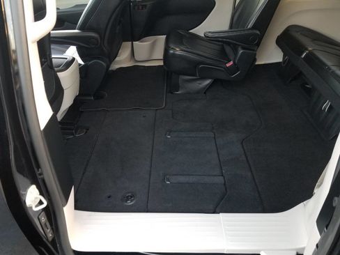 Certified 2024 Chrysler Pacifica Touring-L image 20