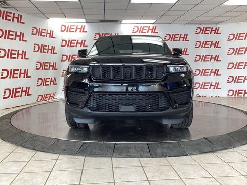 Used 2024 Jeep Grand Cherokee Altitude AWD/4WD image 2