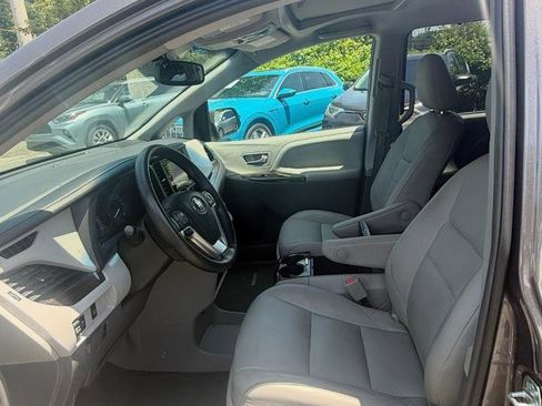 Used 2015 Toyota Sienna XLE FWD image 13