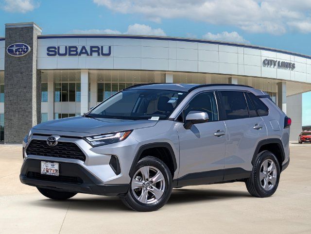 Used 2025 Toyota RAV4 XLE AWD/4WD image 1