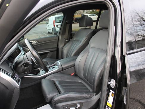 Used 2022 BMW X5 M50i image 12