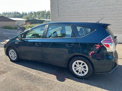 Used 2017 Toyota Prius V Four w/ Carpet Mat Package FWD image 7