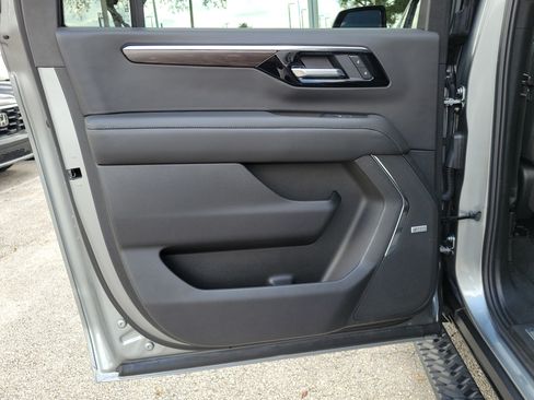 Used 2025 Chevrolet Suburban Z71 w/ Comfort Package AWD/4WD image 11