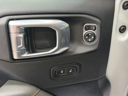 Used 2024 Jeep Gladiator Mojave AWD/4WD image 32
