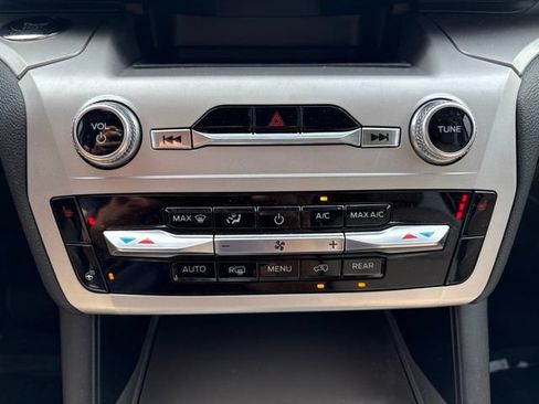 Used 2022 Ford Explorer XLT w/ Equipment Group 202A RWD image 15