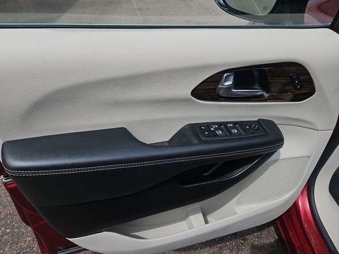 Used 2023 Chrysler Pacifica Limited FWD image 10