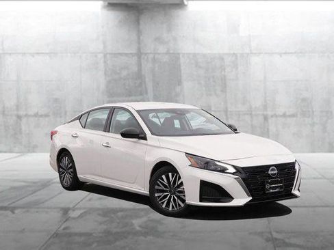 Used 2025 Nissan Altima 2.5 SV image 2