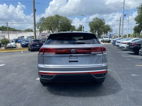 Used 2024 Volkswagen Atlas Cross Sport SE FWD image 4