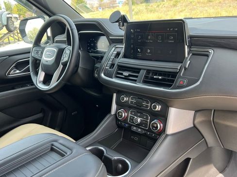 Used 2024 GMC Yukon XL SLT w/ SLT Luxury Package image 15