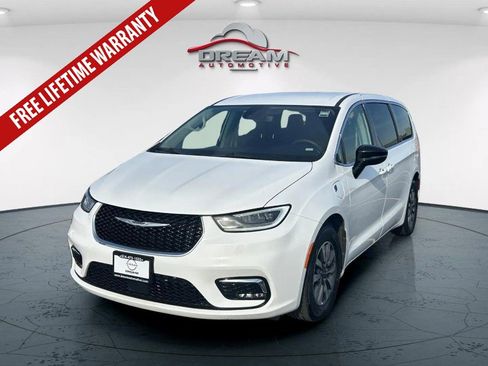 Used 2024 Chrysler Pacifica Limited FWD image 4