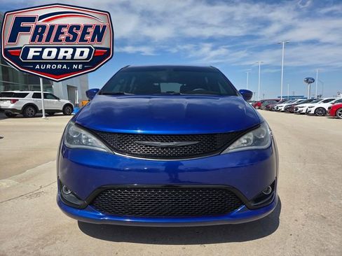 Used 2018 Chrysler Pacifica Touring Plus w/ S Appearance Package FWD image 2