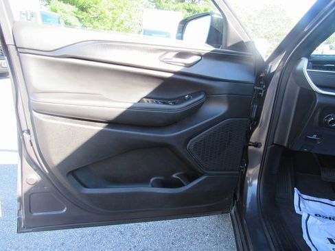 Used 2024 Jeep Grand Cherokee Altitude image 11