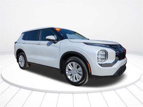 New 2025 Mitsubishi Outlander ES image 2