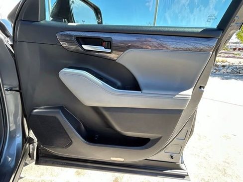 Used 2023 Toyota Highlander Platinum image 30