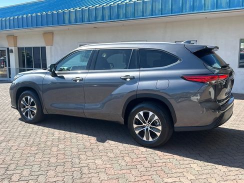 Used 2022 Toyota Highlander XLE image 3