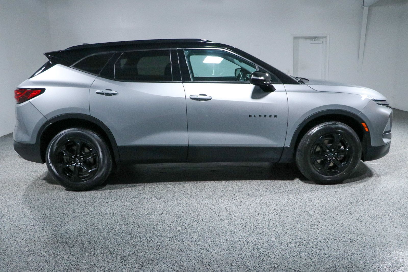 Used 2023 Chevrolet Blazer LT w/ Midnight/Sport Edition FWD image 6
