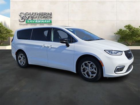 Used 2024 Chrysler Pacifica Limited FWD image 7