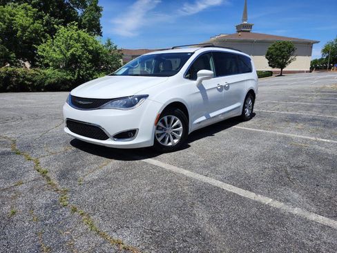 Used 2017 Chrysler Pacifica Touring-L FWD image 4