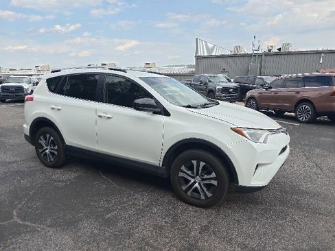 Used 2018 Toyota RAV4 LE FWD image 1