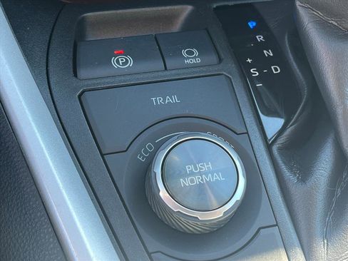 Used 2019 Toyota RAV4 Limited image 16