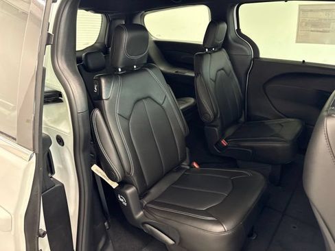 New 2027 Chrysler Pacifica Select AWD/4WD image 26