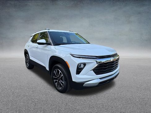 Used 2025 Chevrolet TrailBlazer LT AWD/4WD image 3