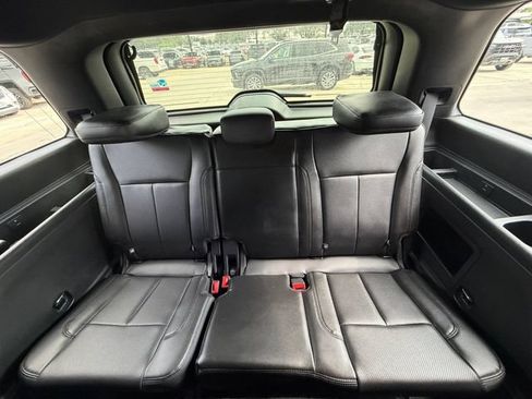 Used 2018 Ford Expedition XLT w/ Equipment Group 202A RWD image 11