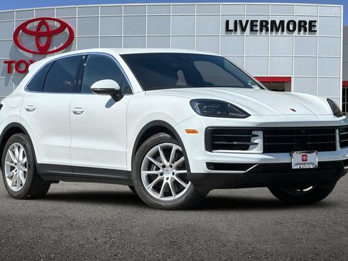 Used 2024 Porsche Cayenne AWD/4WD image 2