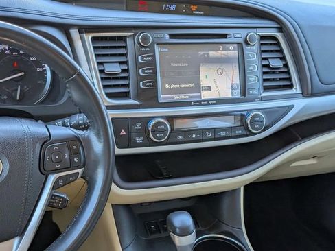 Used 2018 Toyota Highlander XLE image 16