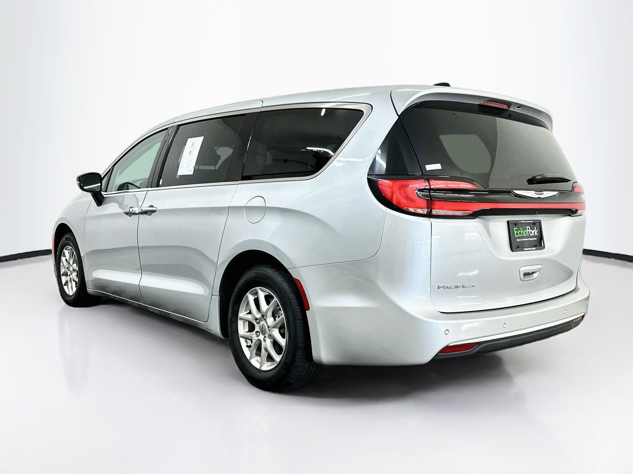 Used 2024 Chrysler Pacifica Touring-L FWD image 5