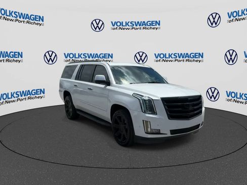 Used 2018 Cadillac Escalade ESV Luxury RWD image 2