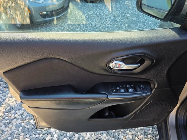 Used 2017 Jeep Cherokee Latitude w/ Cold Weather Group FWD image 11
