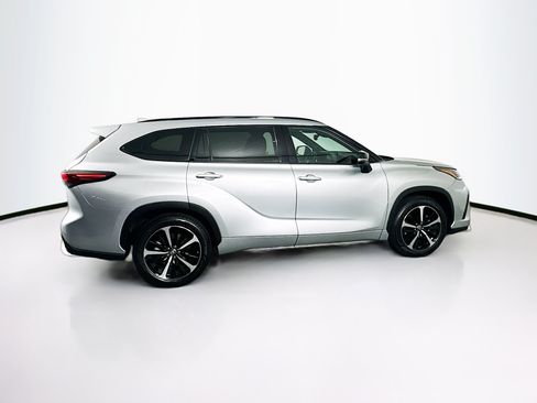 Used 2021 Toyota Highlander XSE AWD/4WD image 10