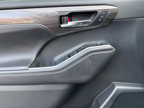 Used 2023 Toyota Highlander Limited image 14